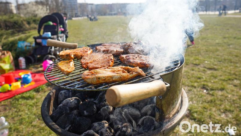 Aufgepasst beim Grillen. Hier gilt es einiges zu beachten, um unfallfrei grillen zu können. Symbolbild: Jörg Carstensen/dpa