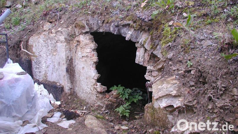 Der ehemalige Eiskeller des Gasthauses &quot;Goldener Hirsch&quot;: Mauerreste links werden entfernt, der Bogen bleibt. Das Loch wird mit einem Eisengitter verschlossen. Bild: ld