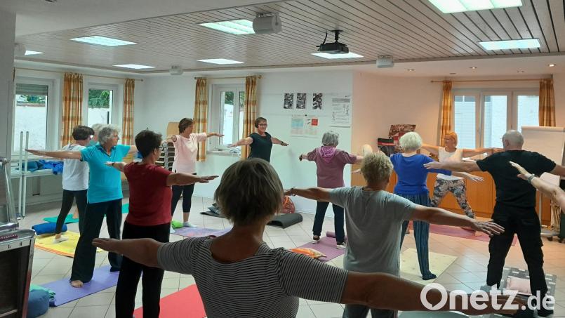 Im BRK-Heim Waldsassen wird über „Leben plus“ erneut ein Yoga-Kurs für Senioren angeboten. Die zweite Reihe in diesem Jahr war rasch ausgebucht. Bild: Monika Grötsch/exb