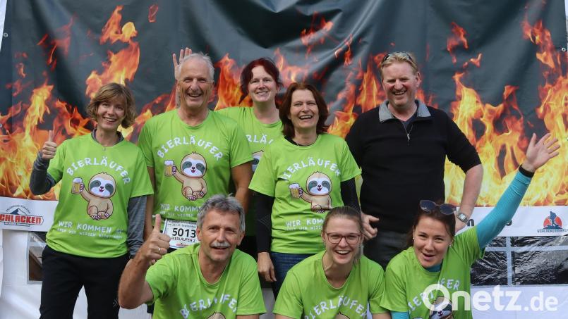 Die Gruppe der Bierläufer ging mit zwei Staffeln an den Start. Wenn man sich unterhalten kann, sind die Kilometer kürzer, so ihre Argumente.- Bild: mfh
