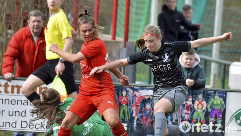 Anna Luschner (rotes Trikot, Szene aus einer Partie gegen Schwaben Augsburg) brachte den TSV Theuern beim 2:1-Erfolg in Frauenbiburg mit 1:0 in Führung. Archivbild: Hubert Ziegler