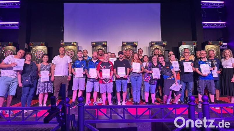 Die Dartliga Oberpfalz-Nord ehrte beim Ligaabschlussturnier die Sieger der abgelaufenen Saison. Bild: Andreas Skrobatz/exb