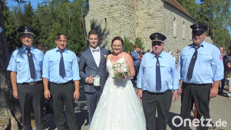 Die Feuerwehr Wetzldorf gratulierte den Frischvermählten Tobias und Katharina Rebl zur Hochzeit. Bild: Willi Kraus/exb