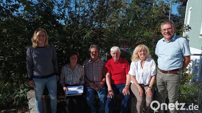 Gästeehrung in Friedenfels: Im Bild von links Melanie Höfer, Angelika und Rolf Schulz, Horst Meier, Zita und Oskar Schuster. Bild: Melanie Höfer/exb