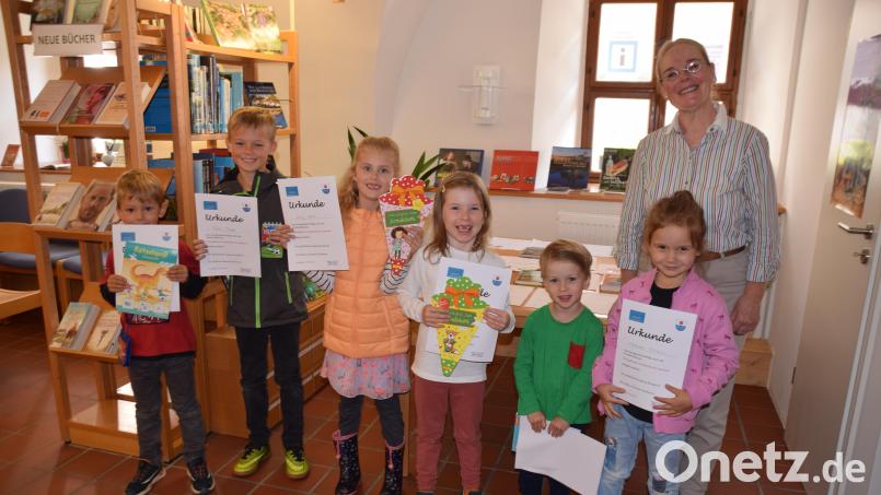 Die Kinder wurden von Büchereileiterin Maria Klobes-Martin (rechts) mit einer Urkunde und einem Buch ausgezeichnet. Bild: wku