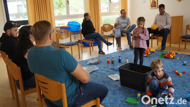 In einer lockeren Vorstellungsrunde nennen die Teilnehmer Alter, Vorlieben und Familienzusammensetzung. Referent Andreas Holzfurtner (rechts) erläutert, wie man liebevolles Familienleben umsetzen kann. Bild: wel