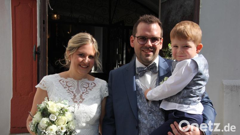 Carina und Benjamin Ulrich mit dem älteren Sohn beim Verlassen der Stadtpfarrkirche in Tirschenreuth nach der Trauung. Bild: kro