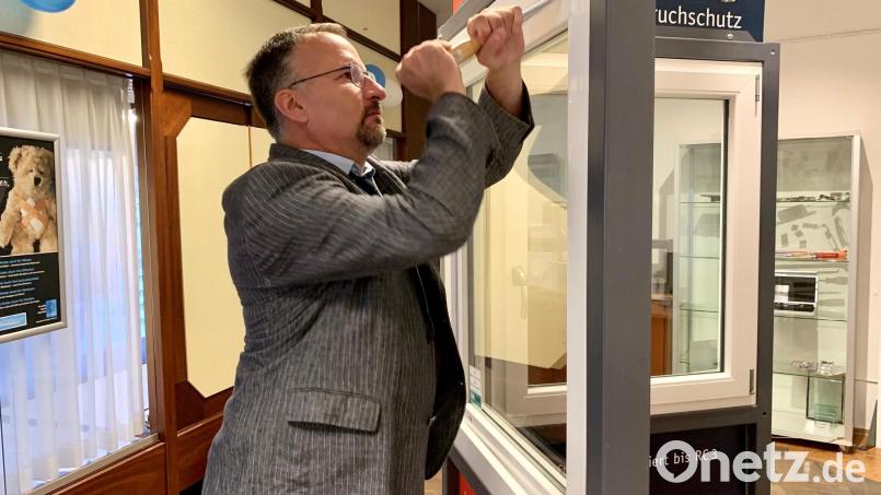 Kriminaloberkommissar Dieter Melzner bricht in ein Fenster ein. In knapp fünf Sekunden ist es geknackt und offen – ohne sichtbaren Schaden. Bild: Gabi Schönberger