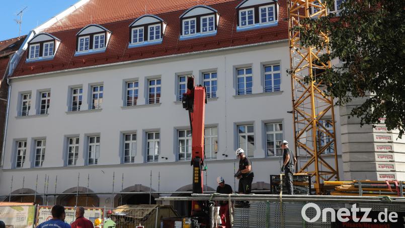 Bei den Drei Höfen in der Bahnhofstraße wird das Baugerüst entfernt und gibt den Blick auf die Fassade frei. Bild: Wolfgang Steinbacher