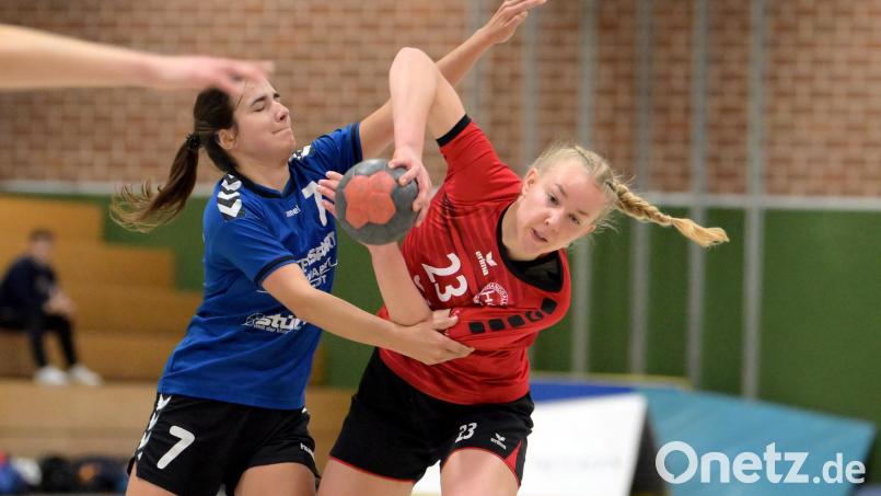 Druckvoll und engagiert gehen aktuell die Sulzbacher Handballdamen (rechts Selina Sensen, in einem Spiel gegen HC Bamberg) zu Werke. Gegen die TS Herzogenaurach sprang ein 32:11-Kantersieg heraus. Bild: Hubert Ziegler