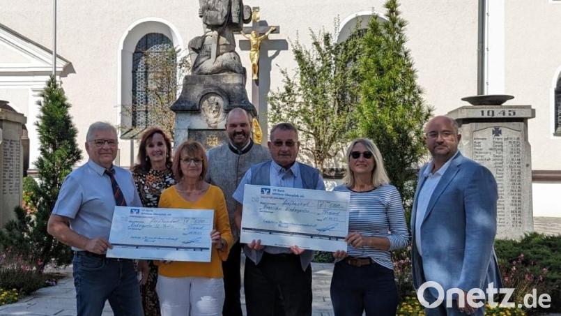 Erwin Strehl (links), Gerhard Gschrey (Mitte), Dieter Strehl (Fünfter von links) und Josef Albang (rechts) überreichten Zweiter Bürgermeisterin Johanna Mertins (Zweite von links) , Gabi Schönberger (Dritte von links) und Daniela Kielhorn (Sechste von links) die Spendenschecks. Bild: Soldaten und Reservistenkameradschaft Pfreimd /exb