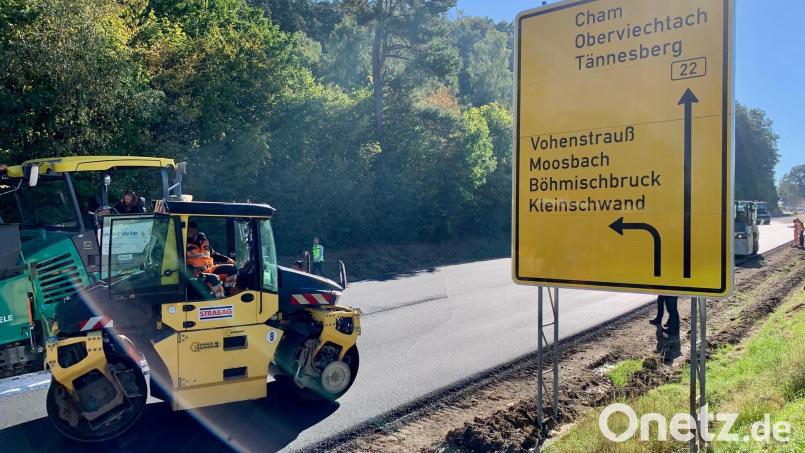 Es geht voran: Die B 22 erhält zwischen Großenschwand und Tännesberg eine neue Deckschicht. Die Straße ist seit 6. September für vier Wochen gesperrt. Bild: Gabi Schönberger
