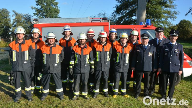 Im Bild die erfolgreichen Brandschützer der Feuerwehr Groschlattengrün mit den Schiedsrichtern. Bild: jr