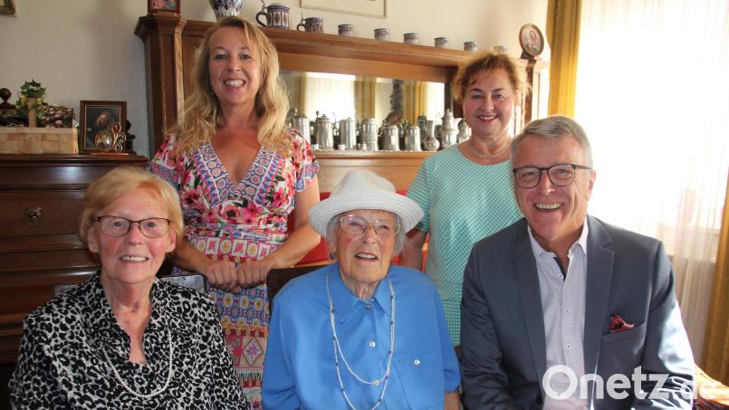Bei bester Gesundheit feierte Maria Fellner (sitzend Mitte) ihren 95. Geburtstag. Es gratulierten Bürgermeister Franz Stahl mit seiner Frau Cornelia, Nichte Patrizia sowie Schwägerin Irmgard (von rechts). Bild: kro