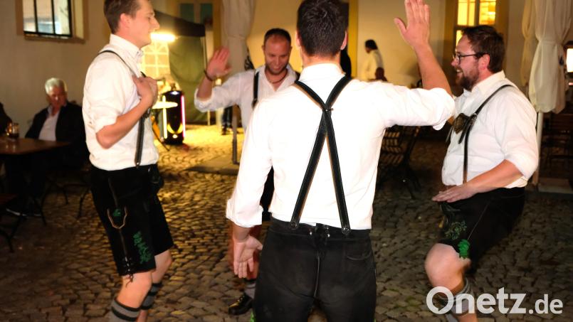 Viel Beifall erhielten die Schwarzenbacher Schenkelzinterer beim Jubiläum des Klostergasthofes in Speinshart Bild: do