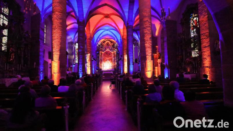 Die Pfarrei Kemnath hatte zur Nacht der offenen Kirche eingeladen. Hintergrund ist das 575-jährige Bestehen der Stadtpfarrkirche. Das Gotteshaus wurde mit LED-Strahlern über den ganzen Abend illuminiert. Bild: Rainer Sollfrank/exb