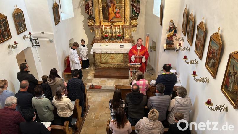 Pfarrvikar Ronald Liesaus feiert mit der Dorfbevölkerung in der altehrwürdigen Kirche das Patrozinium St. Matthäus. Bild: dob
