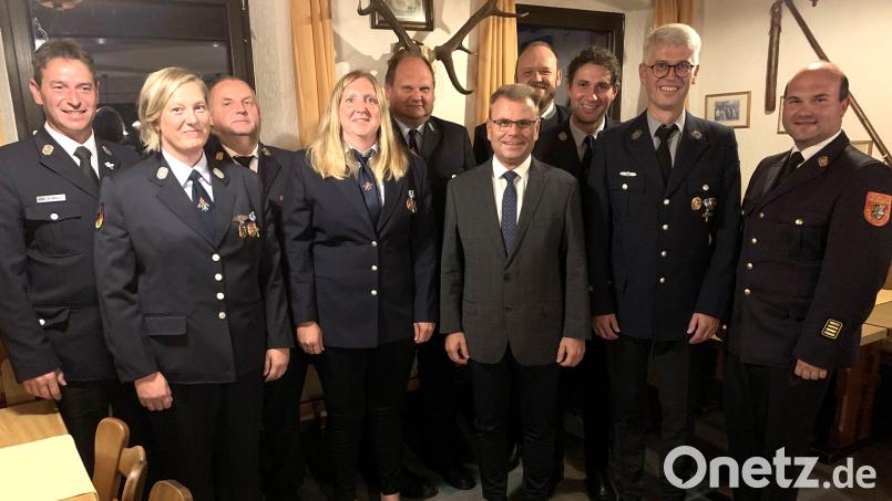 Für ihren langjährigen Dienst bei den Feuerwehren der Stadt Windischeschenbach wurden einige Mitglieder mit den goldenen und silbernen Ehrenkreuzen ausgezeichnet. Bild: adj