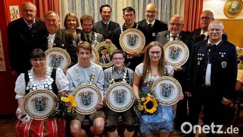 Den Gewinnern der Scheiben in acht Disziplinen gratulieren Gauschützenmeister und Ehrengäste. Bild: R. Kreuzer
