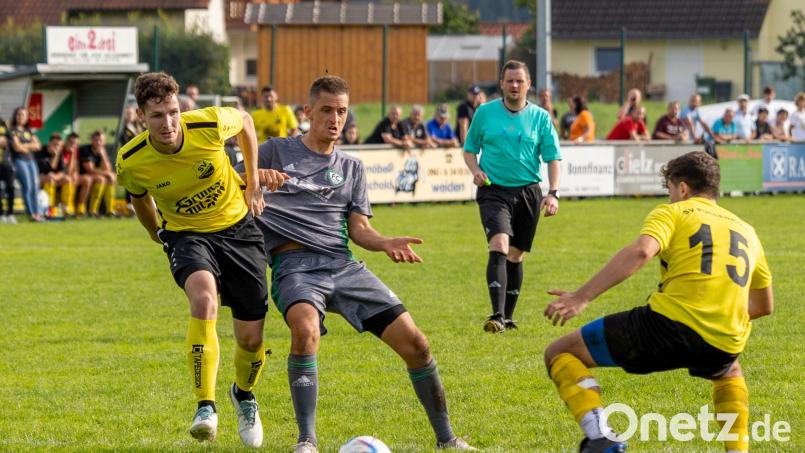 Die Pullenrieder (gelbe Trikots/Szene aus dem Spiel gegen OVI/Teunz) haben endlich ihren ersten Saisonsieg geholt – nach neun Pleiten zuvor. Archivbild: Günter Uschold