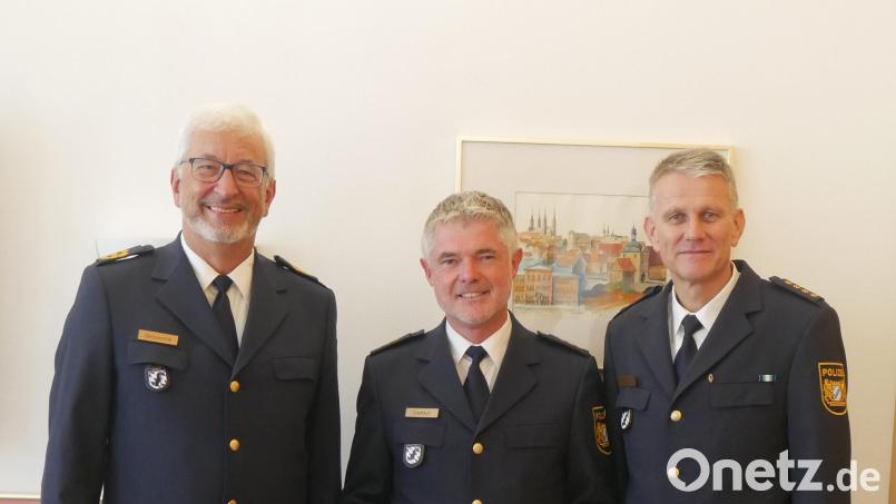 Polizeipräsident Udo Skrzypczak (links) würdigte die Leistungen von Roland Gaßner (Mitte) bei dessen Besuch im Präsidium der Bayerischen Bereitschaftspolizei. Der Abteilungsführer der VII. Bereitschaftspolizeiabteilung, Leitender Polizeidirektor Matthias Messer (rechts), bedankte sich bei Roland Gaßner für dessen Wirken in Sulzbach-Rosenberg. Bild: Günter Pelzel/exb