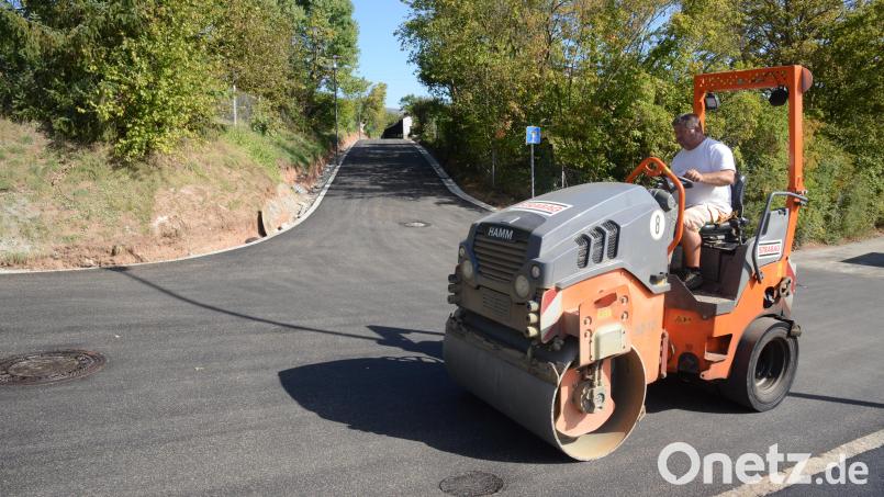Die Asphaltierungsarbeiten am Kristallweg und der Sonnenstraße sind abgeschlossen. Ab 30. September sind beide Straßen für den öffentlichen Verkehr wieder benutzbar. Bild: bey