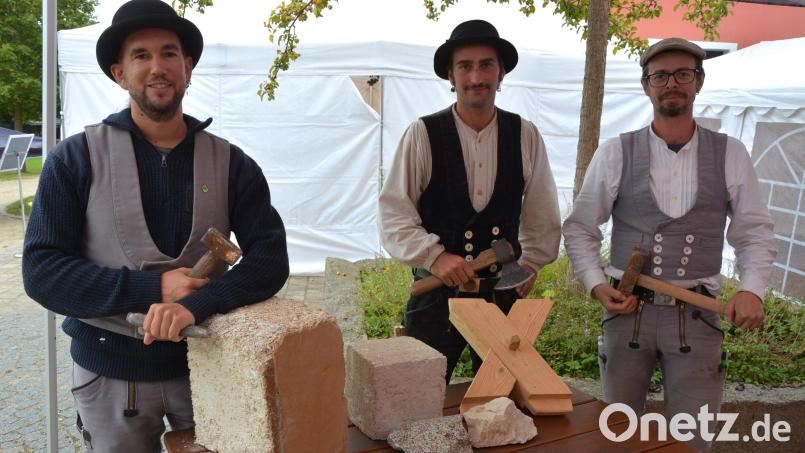 Handwerker des Naturdorfs Bärnau und der Bauhütte Bärnau präsentieren bei der zweiten Bärnauer Handwerks- und Ausbildungsmesse traditionelles Werkzeug und alte Baustoffe, die für den modernen Bau verwendet werden. Bild: jr