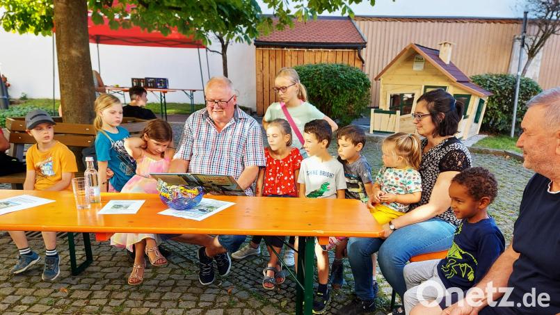 Lesepate Heinz Weigl zeigt seiner jungen Zuhörerschaft auch die ansprechenden Illustrationen des abenteuerlichen Bilderbuchs. Bild: lg