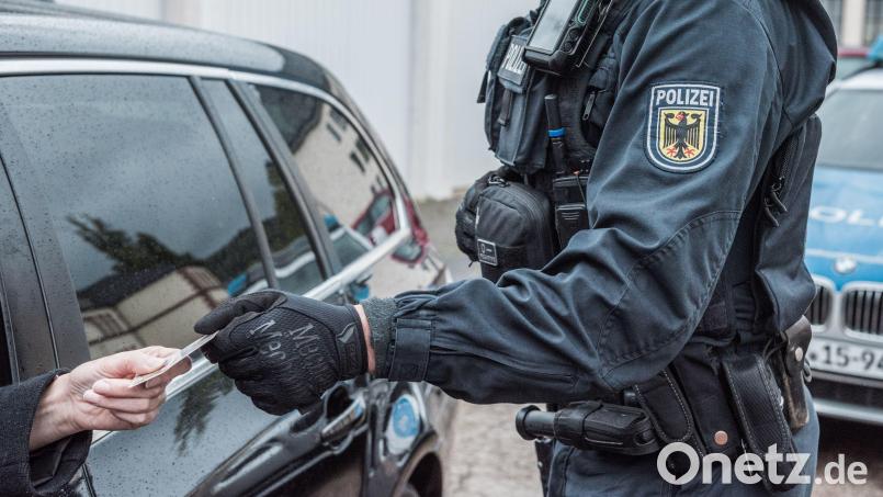 Bei Kontrollen entlang der Autobahn entdecken die Fahnder der Bundespolizei Waidhaus immer häufiger in Deutschland verbotene Waffen. Symbolbild: Bundespolizei / exb