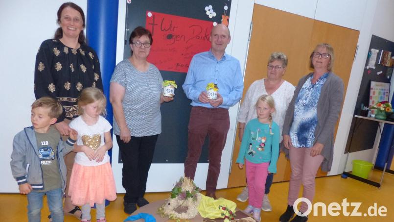 Dank der Serenade gabs eine Spende: Marion Eitel (links) nimmt den Anteil für den Kindergarten entgegen, Petra Kick (rechts) den Anteil für die Evangelische Kirchengemeinde. Bild: hme