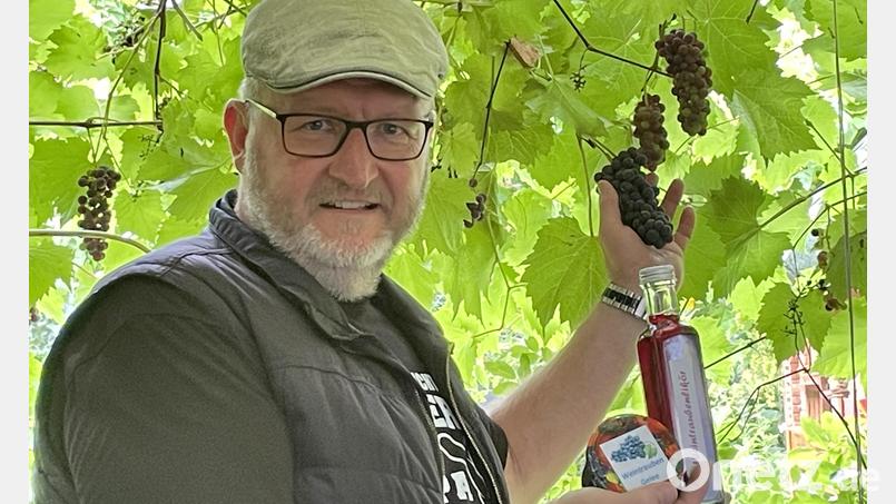 Traubengelee und Traubenlikör: Das sind nur einige der Produkte, die Klaus Schuster aus dem Saft der Weinbeeren herstellt. Bild: Klaus Schuster