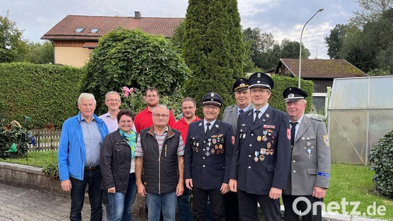 Geburtstagskind Karl Held (Fünfter von links) inmitten der Vereinsvertreter, die zum 75. Geburtstag gratulieren. Bild: Jauernig/exb