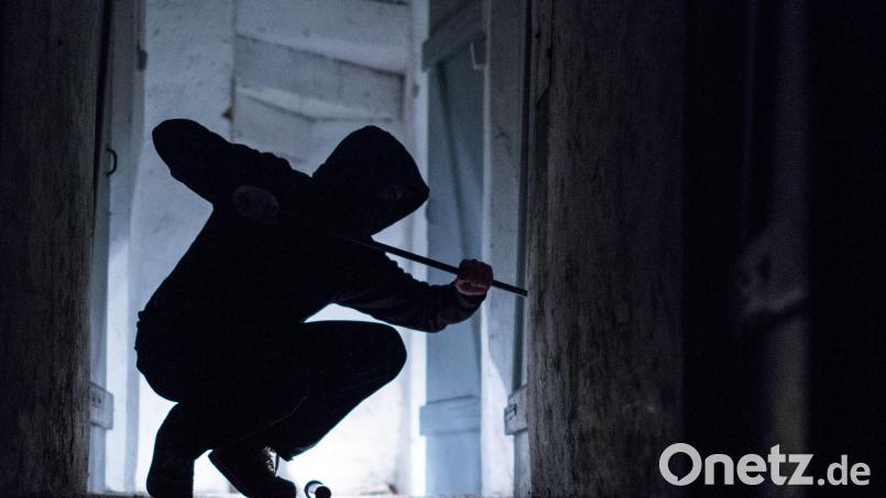 Fünf bewaffnete Männer verschafften sich gewaltsam Zutritt in die Wohnung einer 50-jährigen Frau und raubten diese aus. Symbolbild: Silas Stein / dpa