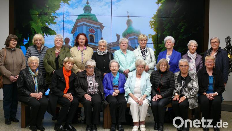 Die Teilnehmerinnen des Jahrgangstreffens im Foyer des Rathauses, auf der Videowand im Hintergrund die Basilikatürme Bild: kgg