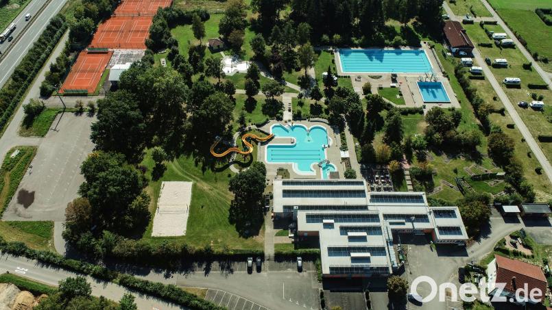 Der Bauausschuss des Kreistags hält an den Planungen für ein Ganzjahresbad in Perschen fest, auch wenn die Kosten wohl deutlich höher liegen, als zunächst angenommen. Luftbild: Stadt Nabburg/Eger Robert /exb