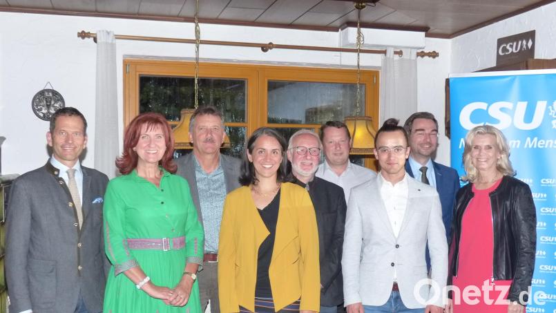 Freuen sich gemeinsam über die Ehrung langjähriger CSU-Mitglieder: (von links) Albert Rupprecht, Andrea Gollwitzer, Andreas Reindl, Tanja Renner, Dieter Schwab, Hans Kick, Benedikt Grimm, Stephan Oetzinger und Andrea Lang. Bild: hme