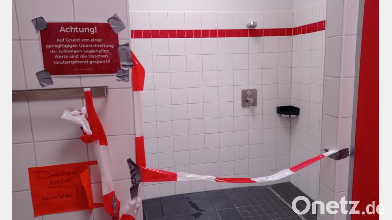 Die Duschen in der Waldershofer Sporthalle sind gesperrt. Grund ist eine Belastung mit Legionellen. Bild: fpoz