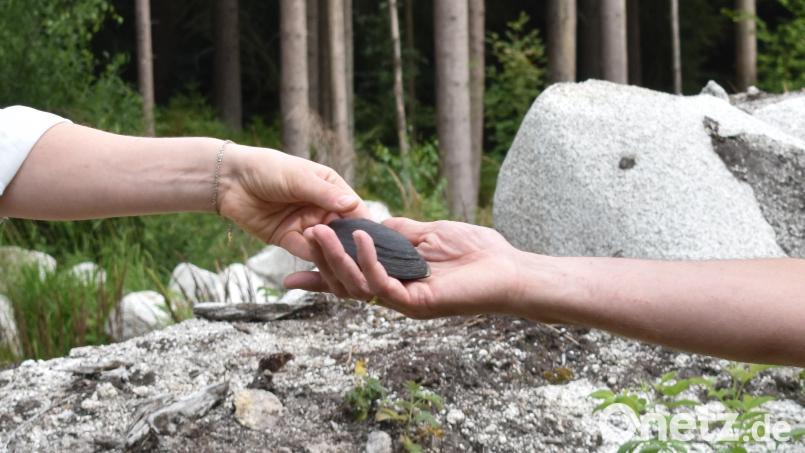 Elisabeth Frank reicht ein Exemplar der Flussperlmuschel herum. Die Art ist streng geschützt und vom Aussterben bedroht. Im Steinwald laufen derzeit Projekte, um Nachwuchs zu bekommen. Das gestaltet sich jedoch schwer. Bild: lue