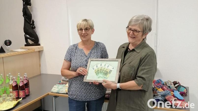 1345 Euro an Spenden nahm Dr. Annemarie Schraml (rechts) entgegen. Bild: KDFB Tirschenreuth/exb