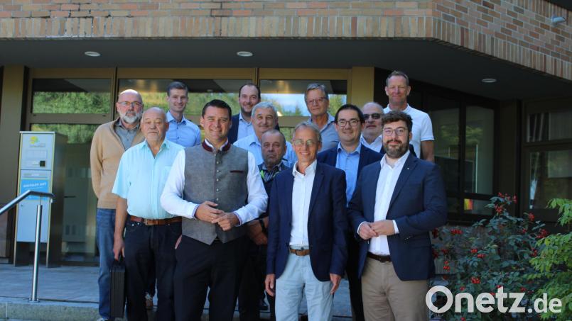 Landrat Thomas Ebeling mit den Verkehrsunternehmern und Verwaltungsmitarbeitern nach dem Gespräch zur Lage des ÖPNV. Bild: Landratsamt Schwandorf/exb