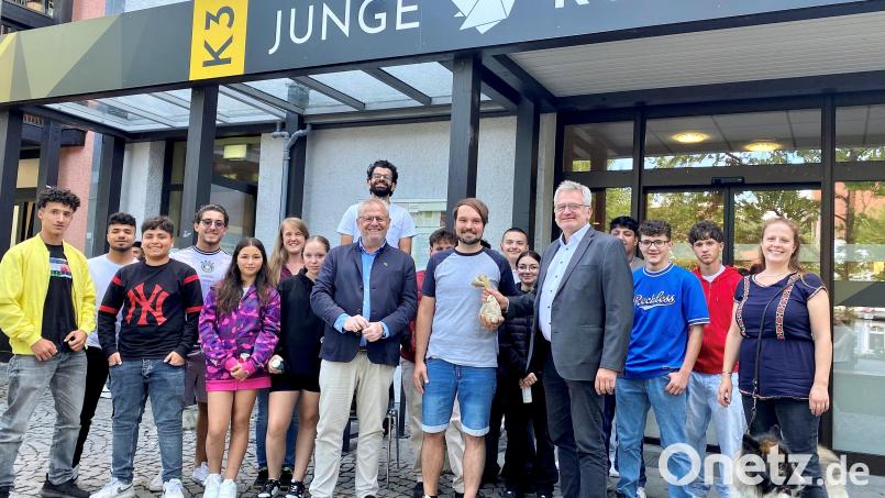 Stadtpfarrer Christian Kalis (Fünfter von rechts) übergab den Erlös aus der Kollekte des ökumenischen Bürgerfest-Gottesdienstes an den Schwandorfer Jugendtreff K3. Bild: Stadt Schwandorf/exb