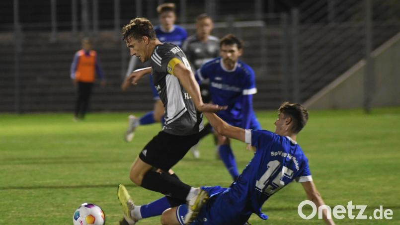 Die SV Grafenwöhr gewann am Dienstag bei der SpVgg SV Weiden II mit 3:1. Hier grätscht der Weidener Lukas Bauer (blaues Trikot) gegen Christopher Fleischmann. Bild: otr