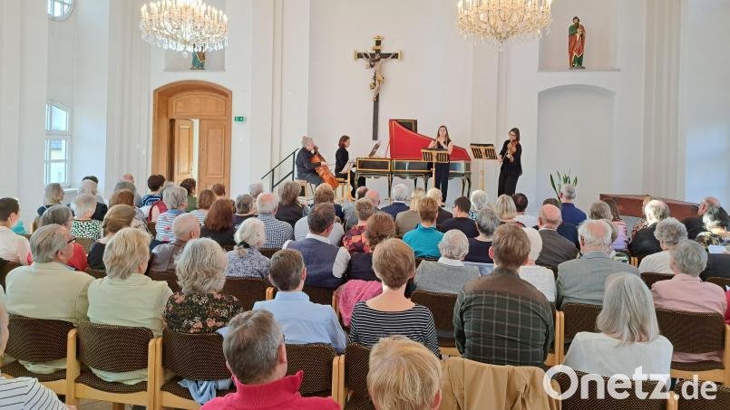 Ausverkauft war der Festsaal von Schloss Fockenfeld beim letzten Konzert des Waldsassener Kammermusikkreises in diesem Jahr. Auf der Bühne (von links) Hermann Heinrich, Rebecca Maurer, Sophie Legat und Stefanie Heinrich. Bild: Johannes Röttges/exb