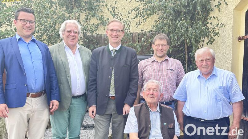 Matthias Meier, Burkhard Graf Beissl von Gymnich, Alexander Flierl, Hans Kiendl jun, und Bürgermeister Hans Wilhelm (von links) ehren Alois Seegerer (vorne) für seine 60-jährige Mitgliedschaft bei der CSU. Bild: Stimmkreisbüro Flierl/exb