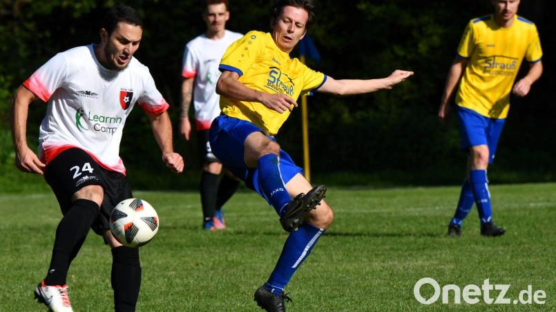 Auf dem Bild will Dominik Protschky (rechts) vom SV Wildenreuth eine Flanke des Trabitzers Serdar Gümüs verhindern. Bild: Nachtigall