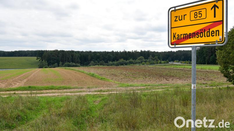 Auf einem Acker im Amberger Stadtteil Karmensölden soll ein neues Gewerbegebiet entstehen. Bild: Petra Hartl