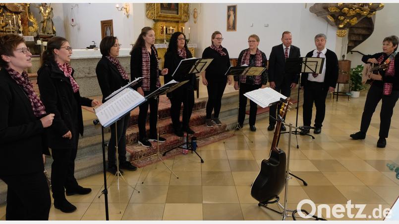 Mit Chorleiterin Elisabeth König (rechts) erobert die Chorgemeinschaft &quot;CantArt&quot; die Herzen der über 100 Besucher beim Konzertabend am Sonntag in der Pfarrkirche St. Johannes der Täufer. Bild: le