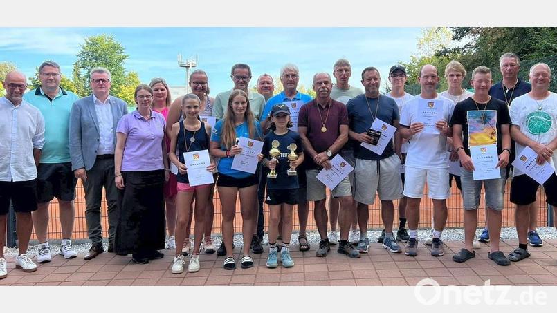 Nach den Finalspielen in Sulzbach wurden die Sieger der Tennis-Landkreismeisterschaften geehrt. Bild: Oliver Stienen
