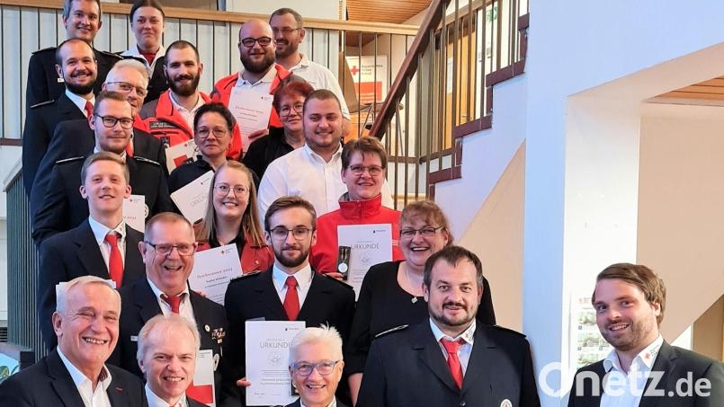 Der stellvertretende Vorsitzende des BRK-Kreisverbands Weiden und Neustadt/WN, Kurt Seggewiß (links), ehrt die BRK-Mitstreiter, die im Juli 2021 nach der Flutkatastrophe im Ahrtal oder beim G7-Gipfel 2022 in Elmau geholfen haben. Stellvertretender Kreisgeschäftsführer Josef Ott (rechts) und Bereichsleiter Thomas Rauch (hintere Reihe, links) gratulieren zu den Auszeichnungen. Bild: BRK Weiden/exb