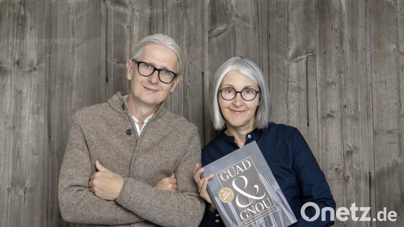 Alexander und Antonia Feig mit ihrem Oberpfalz-Kochbuch. Bild: Antonia und Alexander Feig